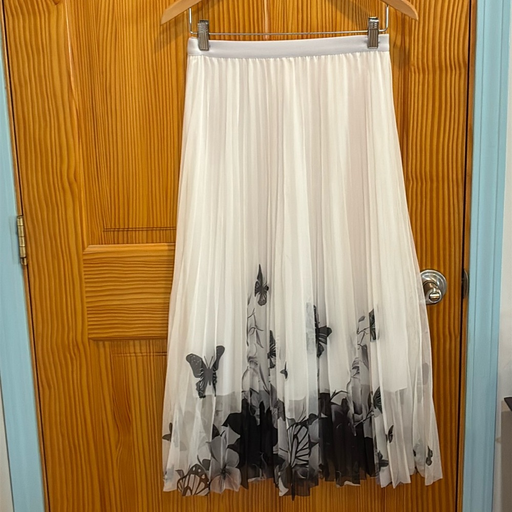 $19 Elegant White Pleated Skirt with Butterfly 🦋 Design